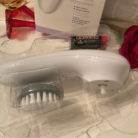 CINDY CRAWFORD MEANINGFUL BEAUTY SKIN POLISHING BRUSH, NEW IN BOX, NEVER USED - Picture 4 of 10